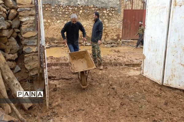 امدادرسانی فرهنگیان شهرستان‌های بن و سامان به سیل زدگان بارده