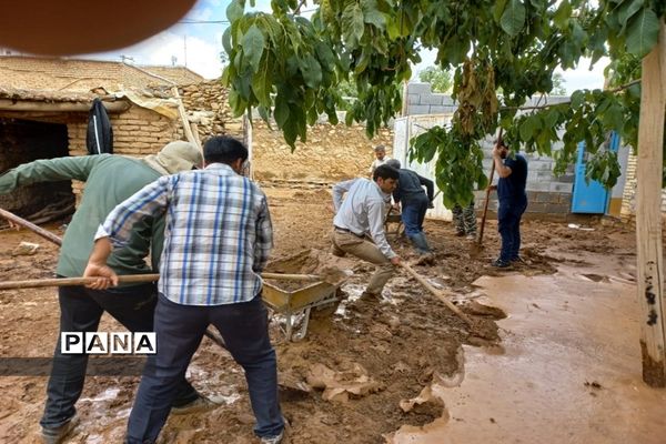 امدادرسانی فرهنگیان شهرستان‌های بن و سامان به سیل زدگان بارده