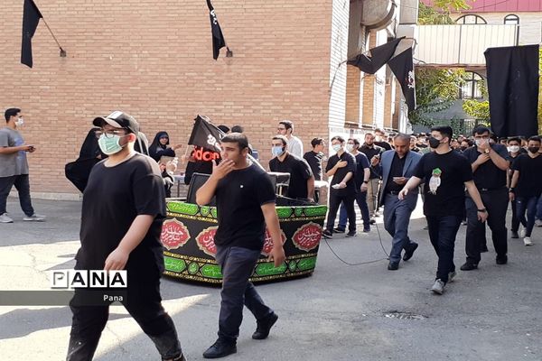 حضور دانش‌آموزان عزادار حسینی در اداره آموزش و پرورش منطقه ۶