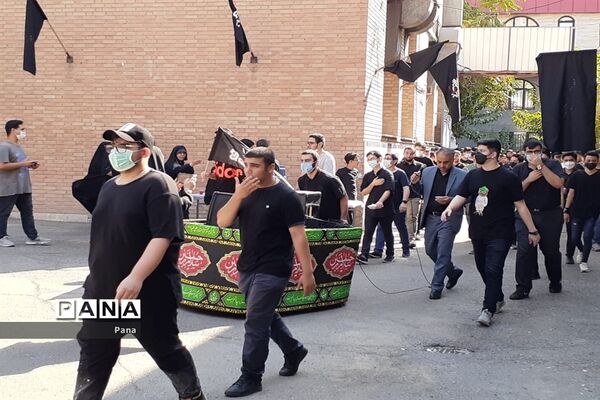 حضور دانش‌آموزان عزادار حسینی در اداره آموزش و پرورش منطقه ۶
