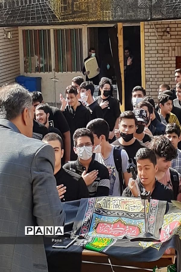 حضور دانش‌آموزان عزادار حسینی در اداره آموزش و پرورش منطقه ۶