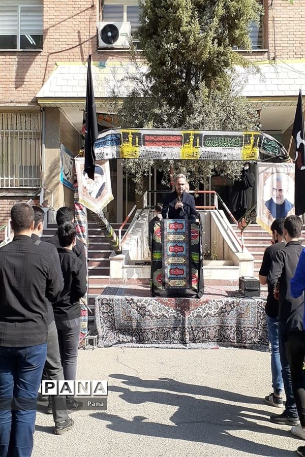 حضور دانش‌آموزان عزادار حسینی در اداره آموزش و پرورش منطقه ۶