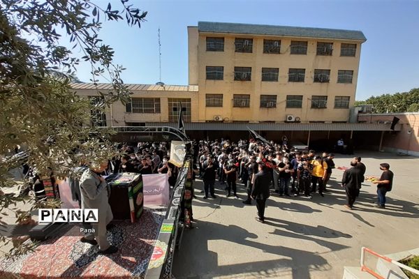 حضور دانش‌آموزان عزادار حسینی در اداره آموزش و پرورش منطقه ۶