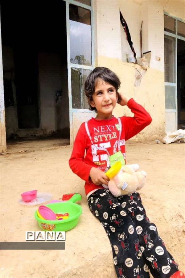 اهدای اسباب‌بازی گروه فرهنگی و اجتماعی ماهنامه آدینه به کودکان سیل‌زده بارده