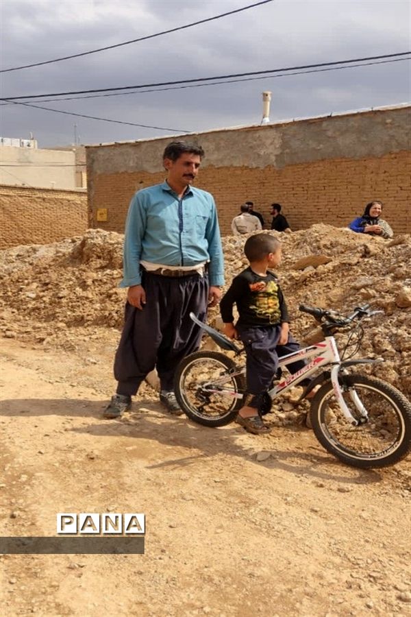 اهدای اسباب‌بازی گروه فرهنگی و اجتماعی ماهنامه آدینه به کودکان سیل‌زده بارده