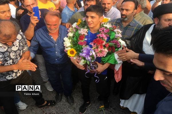 استقبال مردم عباس‌آباد از قهرمان کشتی جهان