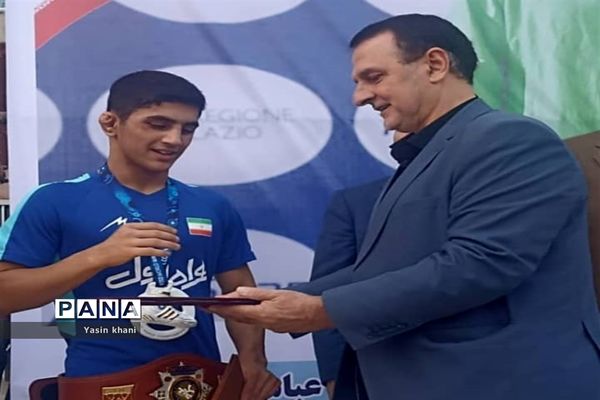 استقبال مردم عباس‌آباد از قهرمان کشتی جهان