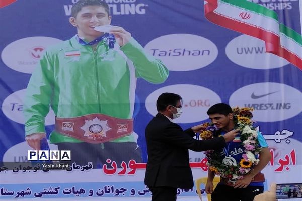 استقبال مردم عباس‌آباد از قهرمان کشتی جهان