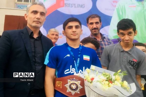 استقبال مردم عباس‌آباد از قهرمان کشتی جهان