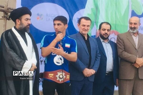 استقبال مردم عباس‌آباد از قهرمان کشتی جهان