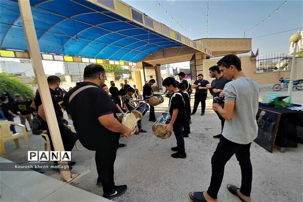 برگزاری مراسم عزاداری حسینی جلوی درب آموزش و پرورش کازرون-۱