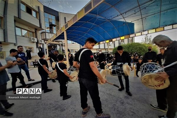 برگزاری مراسم عزاداری حسینی جلوی درب آموزش و پرورش کازرون-۱