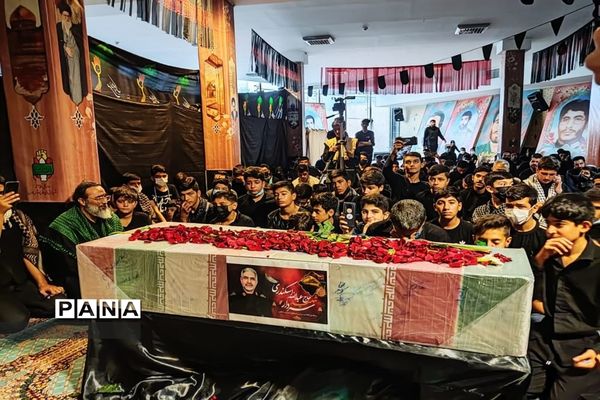 وداع دانش آموزان شیرازی با پیکر سردار بی سر شهید عبداله اسکندری -1