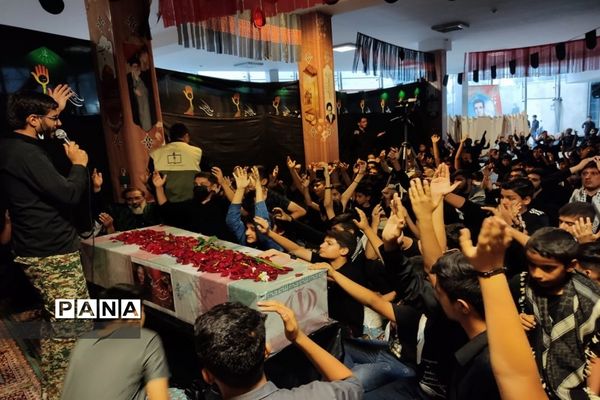 وداع دانش آموزان شیرازی با پیکر سردار بی سر شهید عبداله اسکندری -1