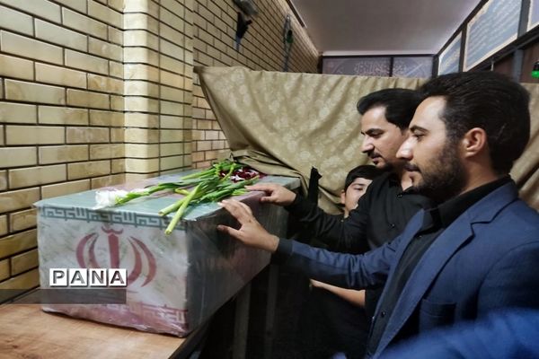 وداع دانش آموزان شیرازی با پیکر سردار بی سر شهید عبداله اسکندری -1