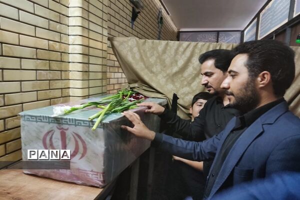 وداع دانش آموزان شیرازی با پیکر سردار بی سر شهید عبداله اسکندری -1