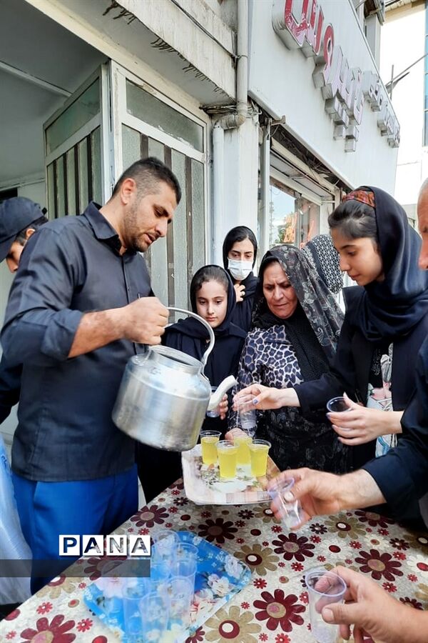 توزیع شربت نذری توسط هیات محبان اهل بیت(ع) دانش‌آموزان پیشتاز استان زنجان