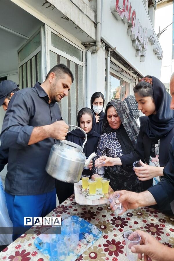 توزیع شربت نذری توسط هیات محبان اهل بیت(ع) دانش‌آموزان پیشتاز استان زنجان