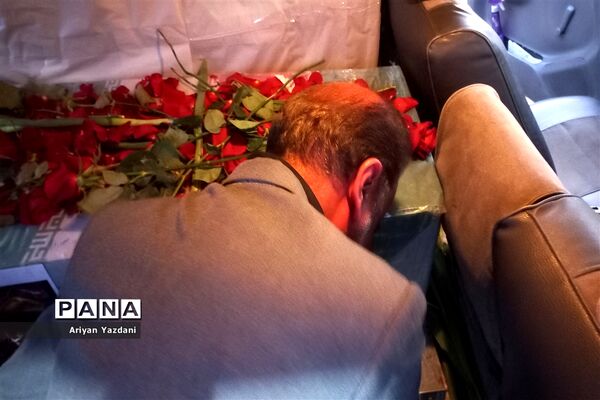 وداع دانش‌آموزان شیرازی با پیکر سردار بی سر شهید عبداله اسکندری -۲