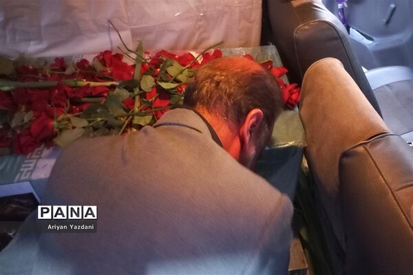 وداع دانش‌آموزان شیرازی با پیکر سردار بی سر شهید عبداله اسکندری -۲