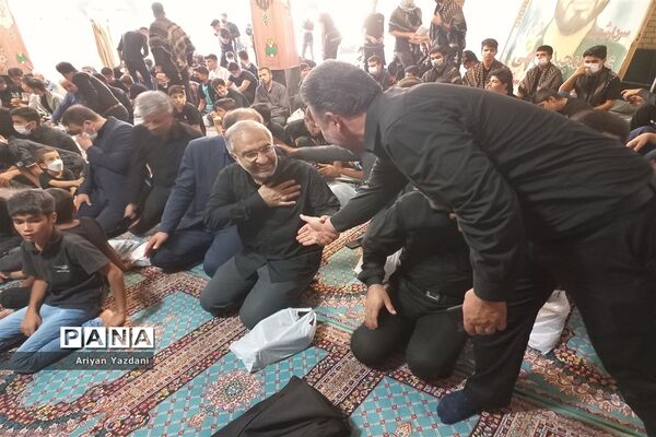 وداع دانش‌آموزان شیرازی با پیکر سردار بی سر شهید عبداله اسکندری -۲
