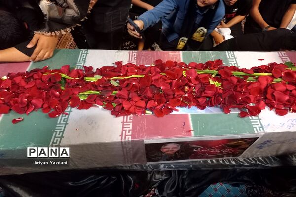 وداع دانش‌آموزان شیرازی با پیکر سردار بی سر شهید عبداله اسکندری -۲