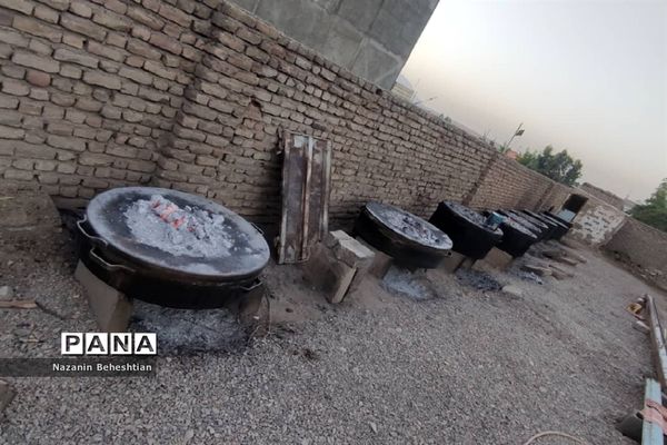 طبخ غذا نذری  در شب ششم محرم در شهرستان زیرکوه