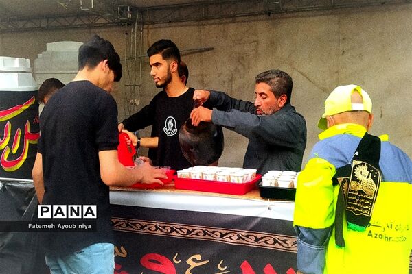 مراسم وداع با پیکر ۵ شهید مدافع حرم در میدان امام حسین(ع)