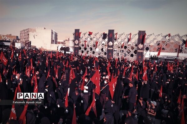 مراسم وداع با پیکر ۵ شهید مدافع حرم در میدان امام حسین(ع)