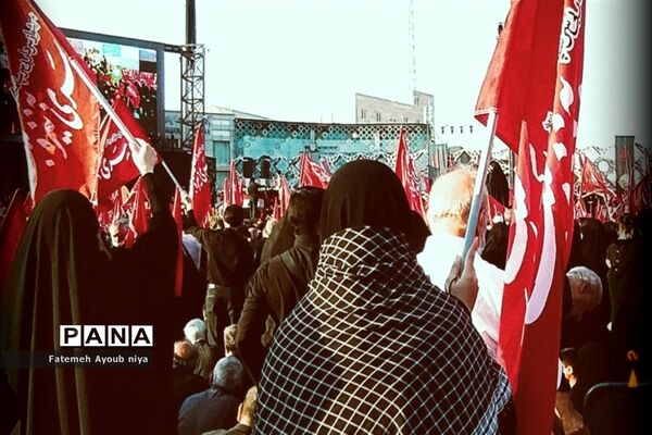 مراسم وداع با پیکر ۵ شهید مدافع حرم در میدان امام حسین(ع)