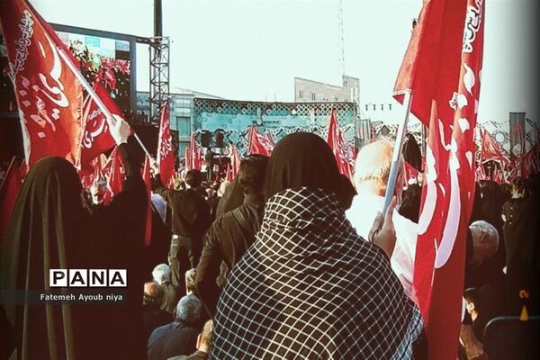 مراسم وداع با پیکر ۵ شهید مدافع حرم در میدان امام حسین(ع)