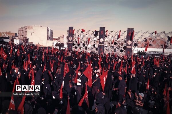 مراسم وداع با پیکر ۵ شهید مدافع حرم در میدان امام حسین(ع)