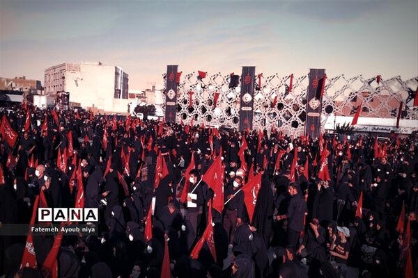 مراسم وداع با پیکر ۵ شهید مدافع حرم در میدان امام حسین(ع)
