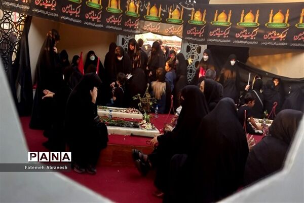 مراسم وداع با پیکر ۵ شهید مدافع حرم در میدان امام حسین(ع)