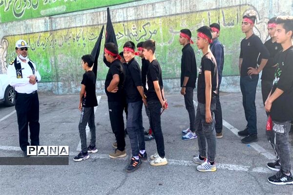 حضور دانش‌آموزان در مراسم عزای سرور و سالار شهیدان در جوادآباد