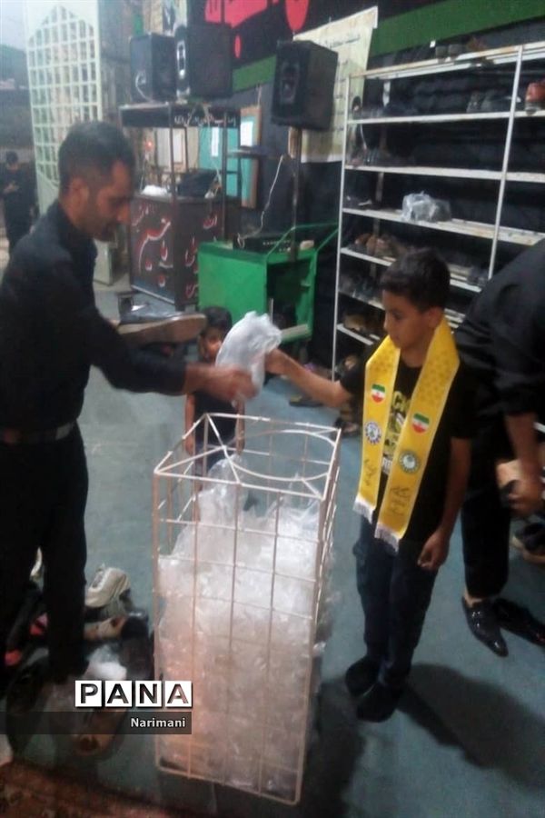 خدمت‌رسانی پیشتازان سازمان دانش‌آموزی در مراسم  تاسوعای حسینی