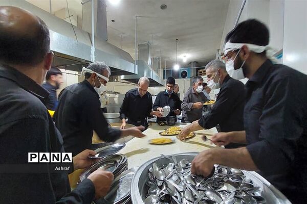 طبخ و توزیع ۶۰۰۰ پرس غذا به عزاداران حسینی در مجتمع بقیه‌الله شهر بافران