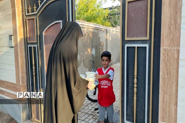 طبخ و توزیع شله زرد نذری در شهرستان زیرکوه