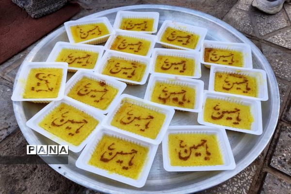 طبخ و توزیع شله زرد نذری در شهرستان زیرکوه