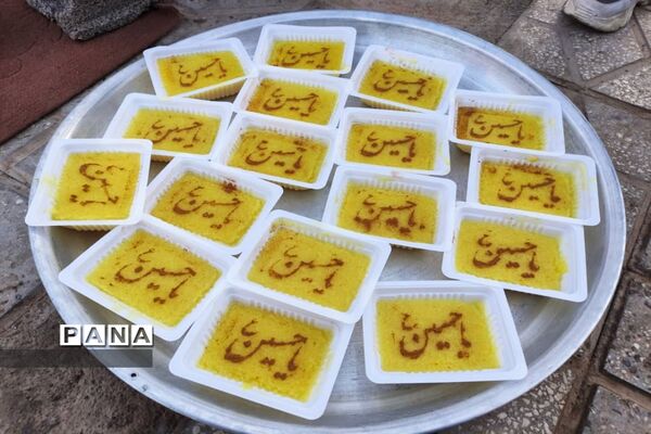 طبخ و توزیع شله زرد نذری در شهرستان زیرکوه