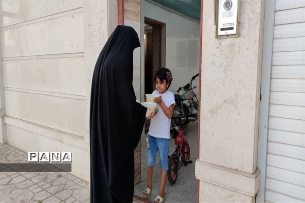 طبخ و توزیع شله زرد نذری در شهرستان زیرکوه