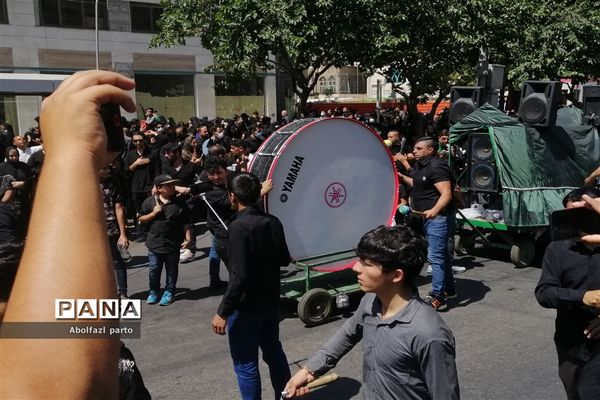 عزاداری روز عاشورا هیات جوانان نوغان در مشهد