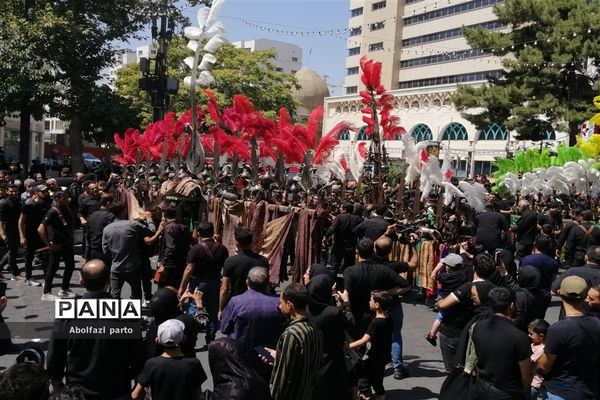 عزاداری روز عاشورا هیات جوانان نوغان در مشهد