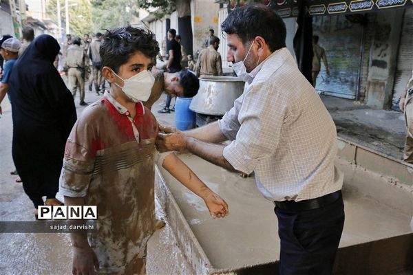 آیین گل مالی به مناسبت عاشورای حسینی در لرستان