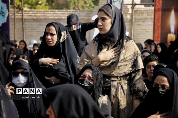 آیین گل مالی به مناسبت عاشورای حسینی در لرستان