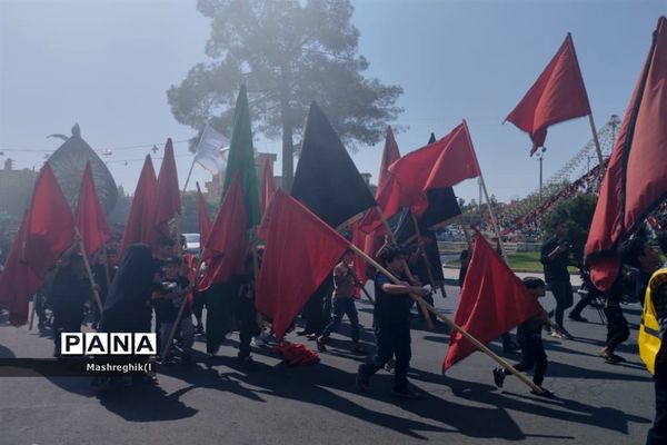 مراسم سنتی آیینی نخل‌گردانی در ظهر عاشورا هیأت زینبیه کاشان