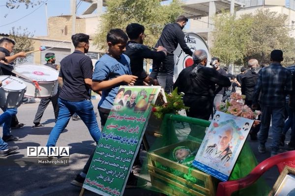 مراسم سنتی آیینی نخل‌گردانی در ظهر عاشورا هیأت زینبیه کاشان