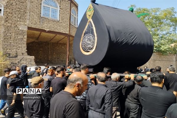 مراسم سنتی آیینی نخل‌گردانی در ظهر عاشورا هیأت زینبیه کاشان