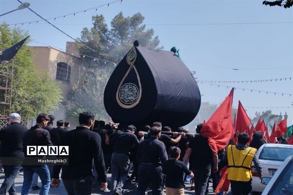 مراسم سنتی آیینی نخل‌گردانی در ظهر عاشورا هیأت زینبیه کاشان