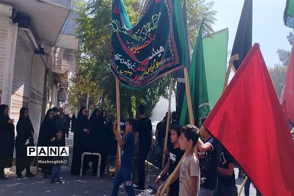 مراسم سنتی آیینی نخل‌گردانی در ظهر عاشورا هیأت زینبیه کاشان